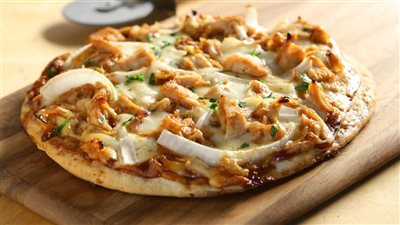 طريقة عمل البيتزا بالفراخ، زي الجاهزة وبأقل التكاليف