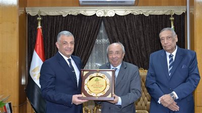 محافظ الإسماعيلية يبحث مع نقيب المهندسين التعاون المشترك (صور) 