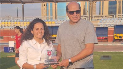 بعثة المنتخب الأردني تكرم علاء نبيل أثناء زيارته لهم في معسكر القاهرة