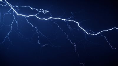  لحظة مصرع لاعب كرة قدم وإصابة آخرين بصاعقة في ملعب ببيرو (فيديو)