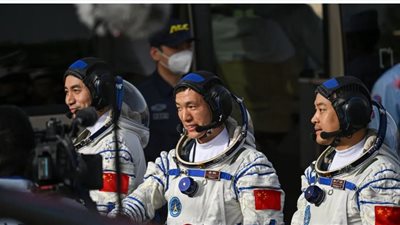 بعد قضائهم 6 أشهر في الفضاء، 3 رواد صينيين يعودون للأرض 