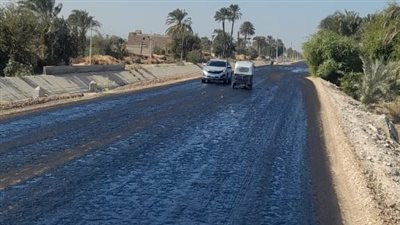 رصف طريق ترعة نجع حمادي الزراعي بأسيوط 