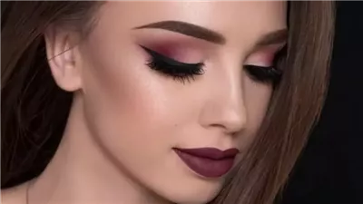 تألقي بألوان مكياج جريئة ومفعمة بالأنوثة في سهرة عيد الحب 