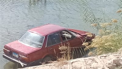 العثور على سيارة بمياه ترعة السيول بغرب الأقصر (صور)