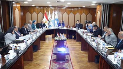 وزير قطاع الأعمال العام يتابع مشروعات شركات المقاولات والتطوير العقاري التابعة