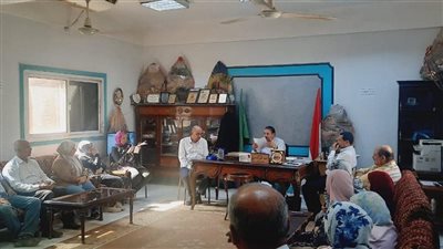 رئيس مدينة ديرب نجم بالشرقية يعقد الاجتماع الأسبوعي مع رؤساء الوحدات المحلية