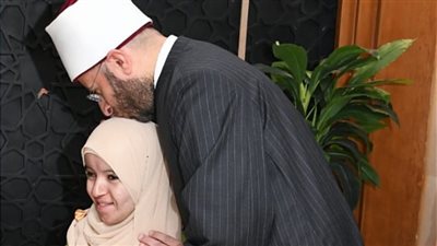 وزير الأوقاف يدعم الطفلة الموهوبة هاجر المعصراوي في حفظ القرآن والإنشاد