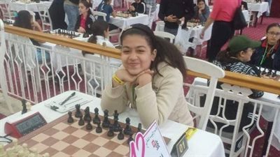 محافظ الشرقية يهنئ اللاعبة رغد علاء الدين الفائزة بالبطولة العربية للشطرنج