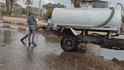 محافظ الجيزة يتابع جهود إزالة مياه الأمطار من الشوارع (صور)