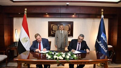 رئيس هيئة قناة السويس يشهد توقيع مذكرة تفاهم مع غرفة الملاحة الدولية 