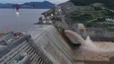 رغم أنفها، إثيوبيا تفتح مفيض سد النهضة بعد إغلاقه لأيام، وخبير مياه يكشف السر