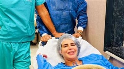 دنيا عبد العزيز فى أحدث ظهور لها من داخل غرفة العمليات