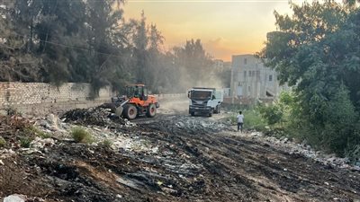 حملة لإزالة القمامة والمخلفات من أمام مكتب بريد القنطرة غرب بالإسماعيلية (صور)