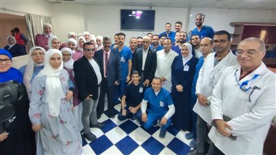 محافظ شمال سيناء يتفقد مستشفى العريش العام ويكرم العاملين بوحدة الغسيل الكلوى