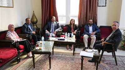 نقيب الأطباء يبحث إدماج العيادات الخاصة في تقديم الخدمة بمحافظات التأمين الصحي الشامل