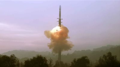 كوريا الشمالية تطلق صاروخا باليستيا صوب بحر اليابان