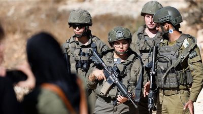 حادث نادر، مستوطنون يهاجمون جنديتين إسرائيليتين ويفرّون