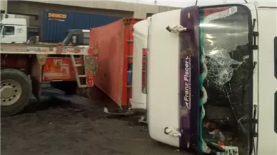 إصابة سائق في انقلاب سيارة نقل ثقيل بصحراوي الإسكندرية 