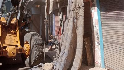 محافظة أسيوط تشن حملة لإزالة الخيام والتشوينات أعلى المحلات منعًا للحرائق 