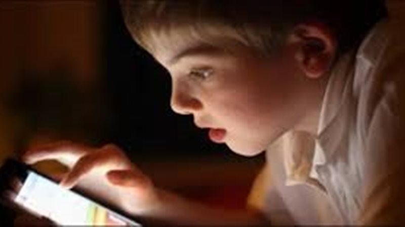 استخدام الاطفال للهاتف
