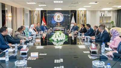 وزير الإنتاج الحربي يتابع خطط التسويق لمنتجات الشركات التابعة