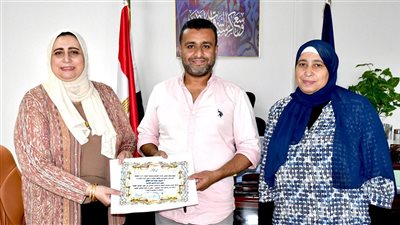 جامعة القناة تكرم فريق العمل بالقوافل لمساهمتهم في مبادرتي حياة كريمة وبداية (صور) 