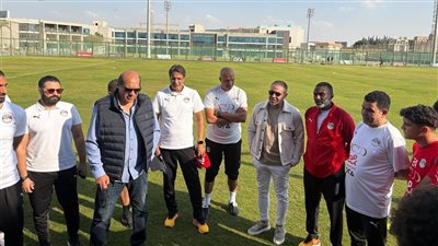حازم إمام وعلاء نبيل يحفزان لاعبي منتخب الناشئين قبل مباراة زد الودية