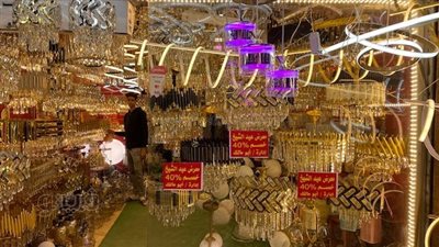 «يا نجف بنور يا قمر بيدور».. أسعار النجف في درب البرابرة.. الدلاية بـ 200 جنيه والكريستال بـ 900.. والمودرن والكلاسيكي والخشبي «أبرز الأنواع» (فيديو وصور)