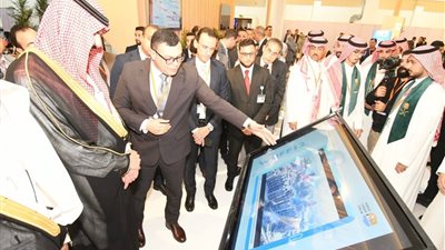 وزير الإسكان يصطحب وفدا سعوديا في جولة بالجناح المصري بالمنتدى الحضري العالمي