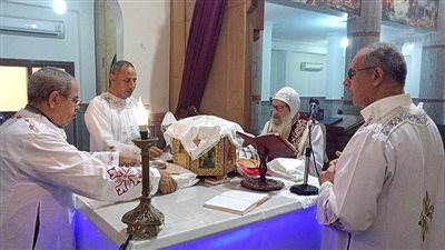 الأنبا قزمان يصلي القداس الإلهي بكنيسة مار جرجس بالعريش