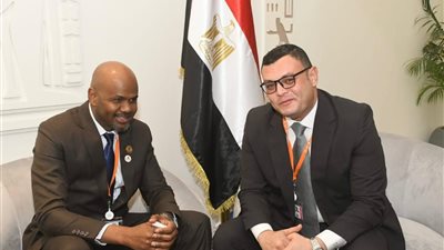 وزير الإسكان ومدير مؤسسة 