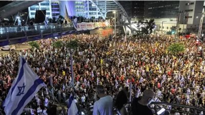 المتظاهرون يشعلون النيران في شوارع تل أبيب احتجاجا على إقالة جالانت (فيديو)