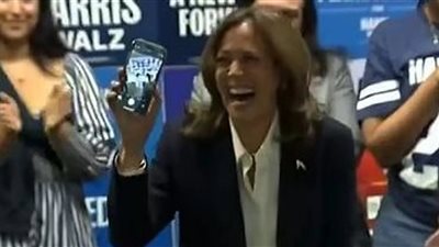 كاميرا الهاتف فضحتها، موقف محرج كامالا هاريس في الانتخابات الرئاسية (فيديو)