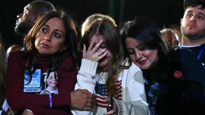 وسط حالة من الصدمة والبكاء، أنصار هاريس يغادرون ساحة جامعة هوارد