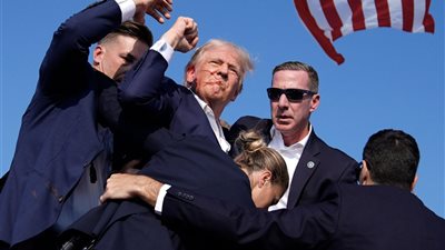 بعد إعلانه الفوز بالانتخابات الأمريكية، أوليفر ستون يعتزم إنتاج فيلم عن محاولة اغتيال ترامب