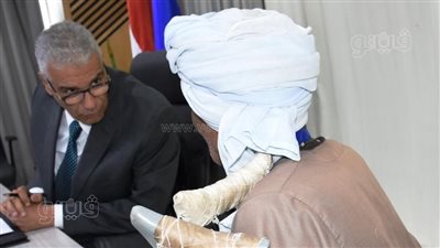 محافظ أسوان يستمع لمطالب 105 مواطنين باللقاء الأسبوعى (صور)