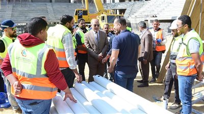 رئيس جامعة سوهاج يتابع أعمال تغطية الصالة الرياضية