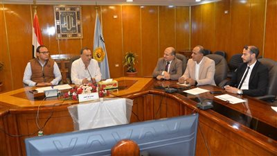 وفد وزارة الاتصالات يبحث تدريب 1000 شاب بأسيوط لتأهيلهم للعمل المهني الحر