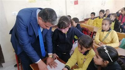 مدير تعليم الجيزة يشدد على المعلمين بضرورة تصحيح التقييمات يوميا