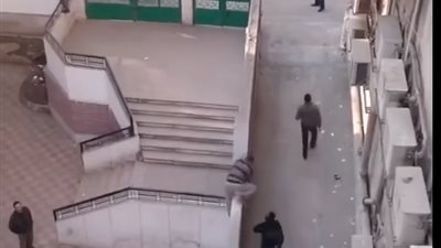 حقيقة هروب معلمين بالقفز من أعلى سور مدرسة (فيديو وصور)