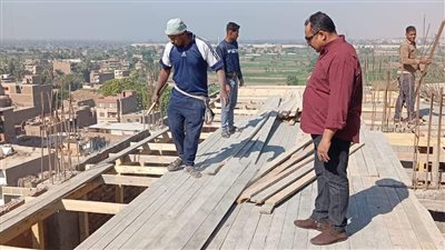 إيقاف أعمال مبنى مخالف في دندرة بقنا (صور)