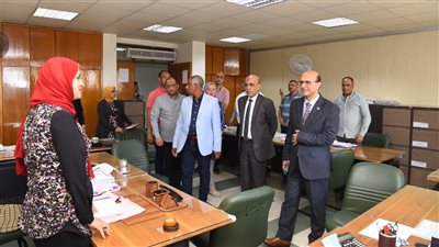 رئيس جامعة أسيوط يُجري جولة تفقدية مُفاجئة داخل المبنى الإداري