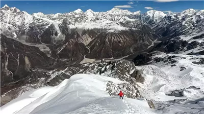 وفاة متسلق بعد سقوطه بطريقة مرعبة من إحدى قمم الهملايا