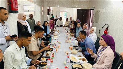 رئيس جامعة الأقصر تتفقد المدن الجامعية وتتناول وجبة الغداء مع الطلاب (صور)