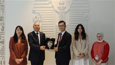 محافظ القاهرة يلتقى وفد المنظمة العالمية للمدن الذكية