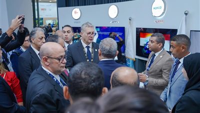 كريم بدوي يتفقد جناح قطاع البترول بمعرض أديبك 2024 أبو ظبي