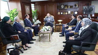 محافظ بني سويف يناقش بدء إجراءات تطوير الوحدات الصحية