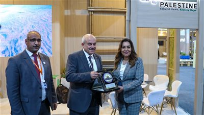 وزيرة التنمية المحلية تتفقد جناح فلسطين بالمنتدي الحضري العالمي