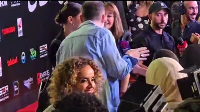 وصلة ضحك بين منة شلبي ومحمد محمود عبّد العزيز في العرض الخاص لفيلم الهوي سلطان (فيديو وصور)