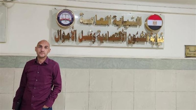 محمد عادل في مكتب